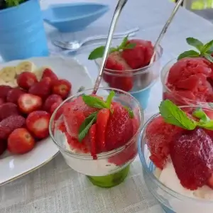 Kupta sütlü çilekli dondurmalar